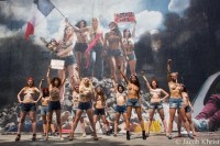 La libertad guiando al pueblo, según el colectivo feminista FEMEN
